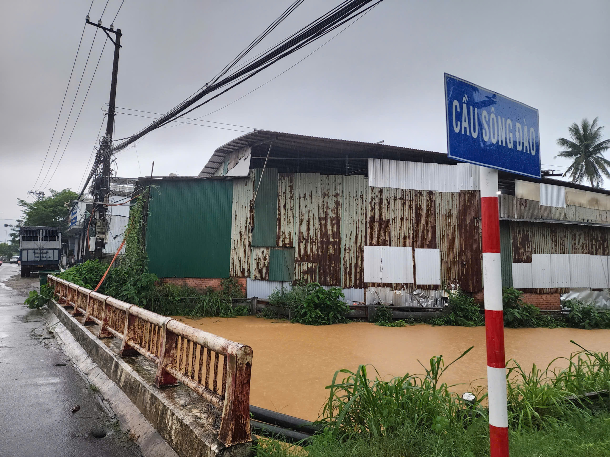 使用沙袋堵塞运河,阻止茶曲河水涌入广义市中心